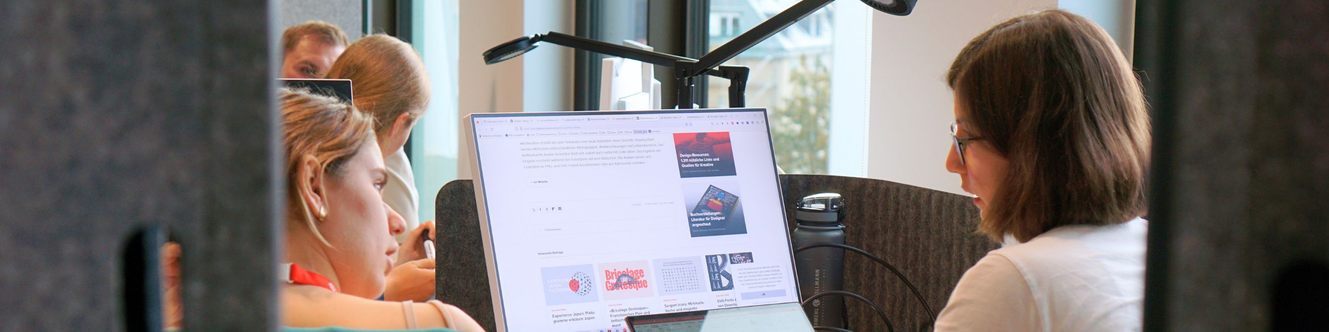 Zwei Kolleginnen im Bereich Identity & Access Management arbeiten an Lösungen für digitale Identitäten, Zugriffsmanagement und IT-Sicherheit.