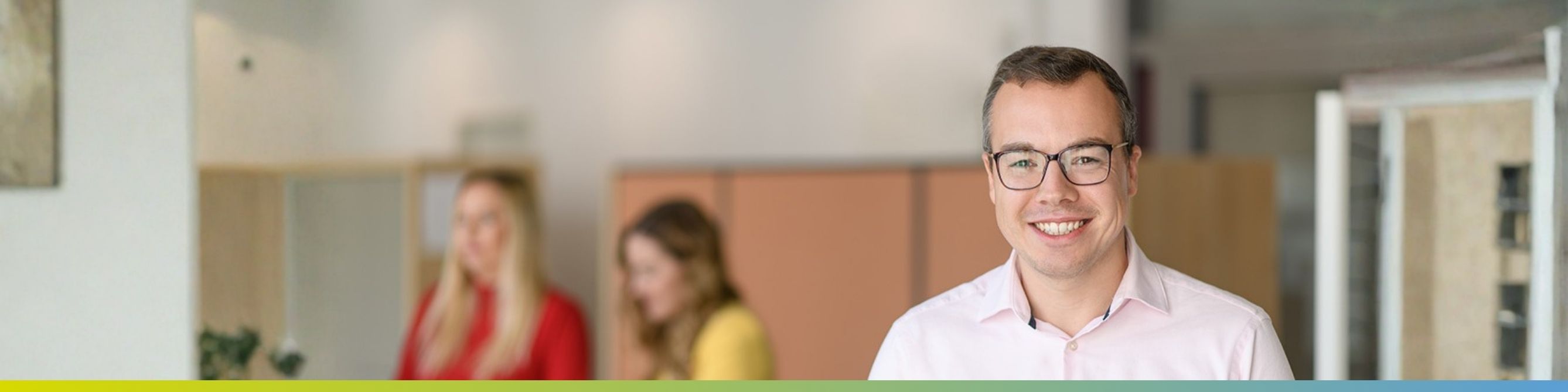 Ein Kollege für Einkauf und Controlling arbeitet im Mannheimer Büro