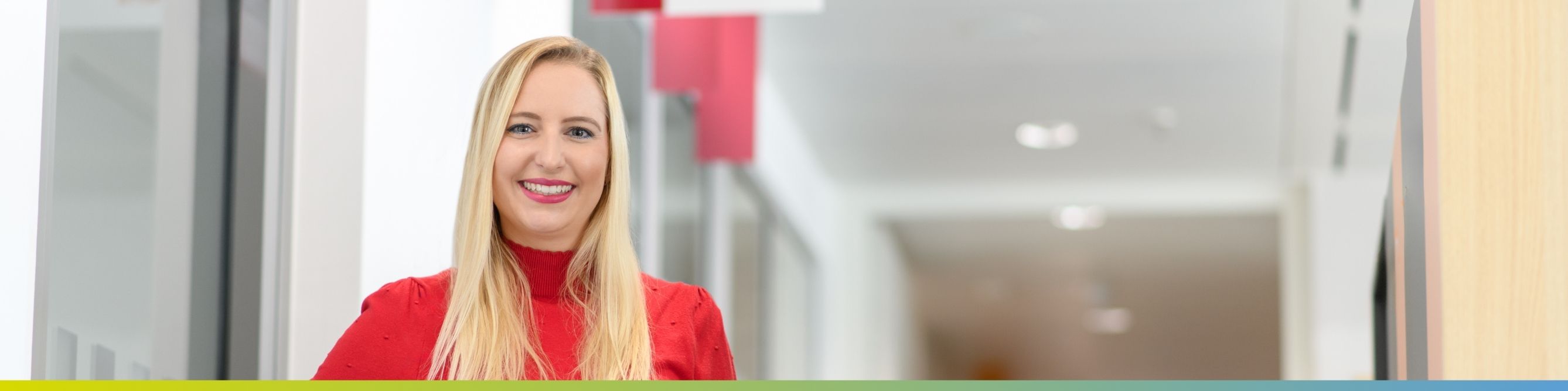 Eine Kollegin aus dem Identity- und Accessmanagement arbeitet mit ihrem Team an einem Projekt