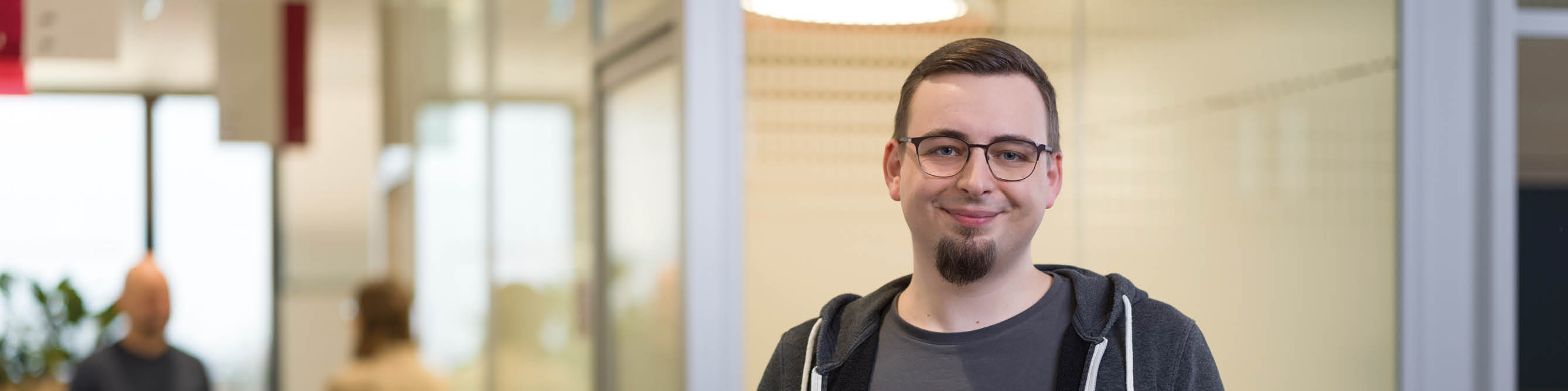 Ein Kollege aus dem Deployment arbeitet eng mit der Anwendungsentwicklung zusammen